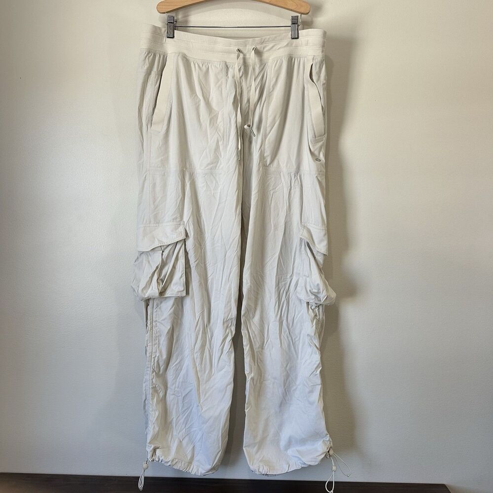 Lululemon Dance Studio Relaxed Fit Mid Rise Cargo Pant Womens XL Ivory White